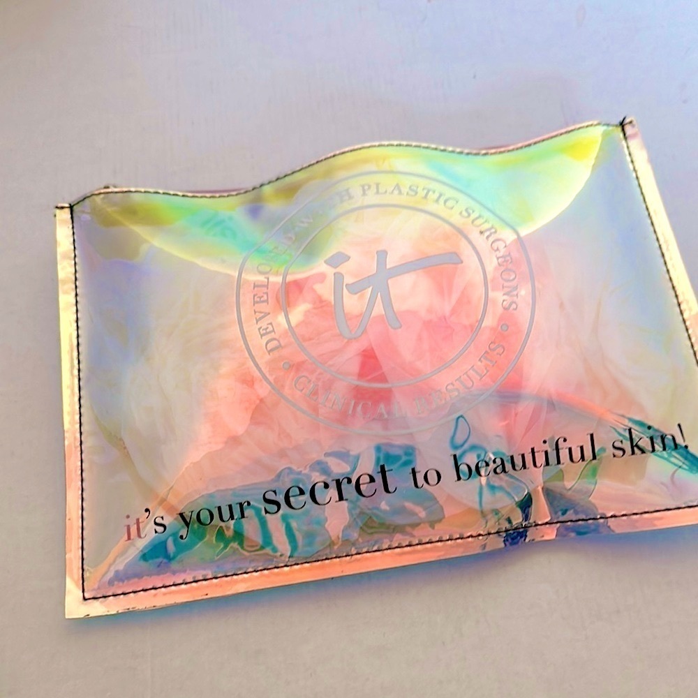 IT COSMETICS Iridescent Cosmetic Bag - Picture 3 of 5